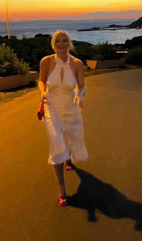 Amelia Eve Gibson xxx model image