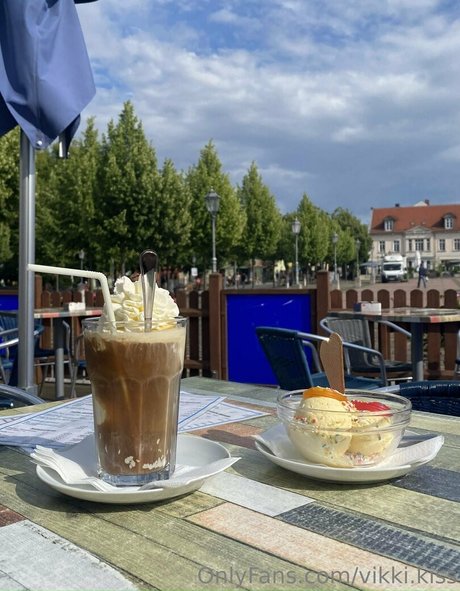 vikkikiss erotic model pics