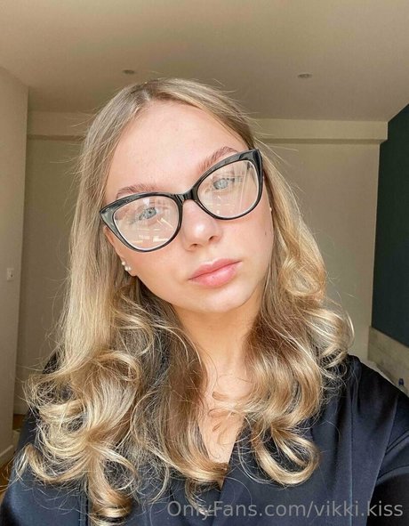 vikkikiss model pretty img