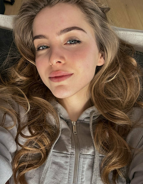 Emiliallure nude model photo