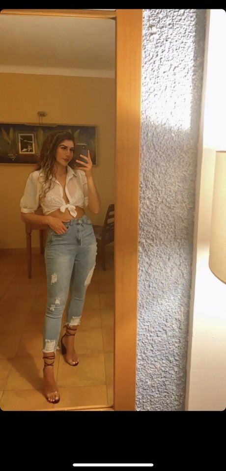 Itzel25_ naked actress image