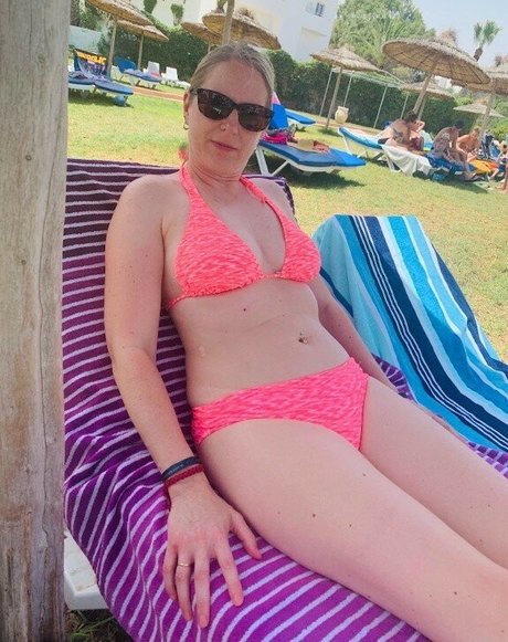 British SMALL MOM model exclusive gallery