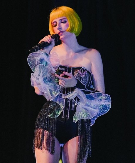 Tessa Violet nice model pics