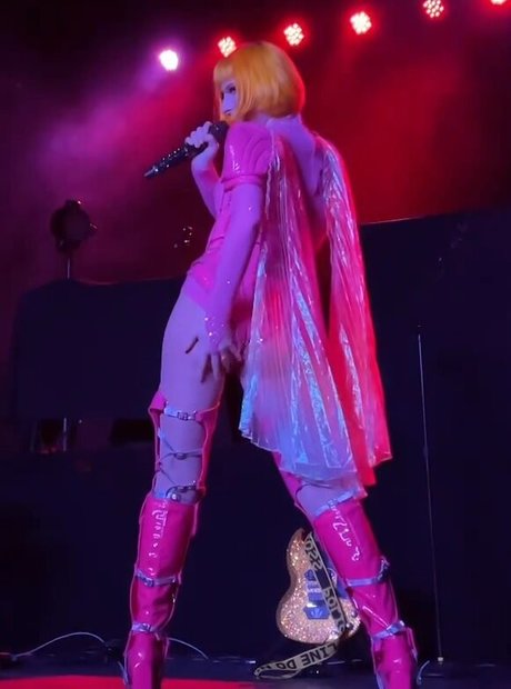 Tessa Violet model art pictures