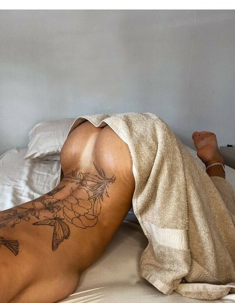 clitauro naked model img