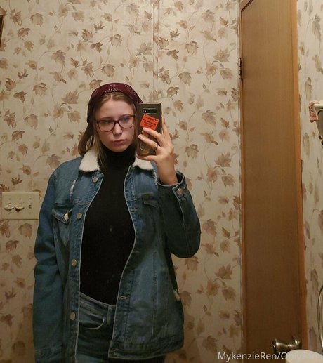 mykenzieren model hot photo