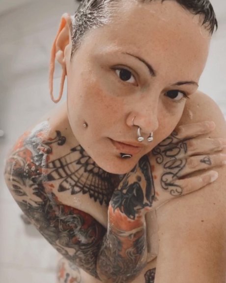 Olivia Wolfe_ art model img