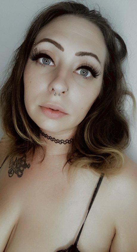 NinaMarieBaby beautiful model image