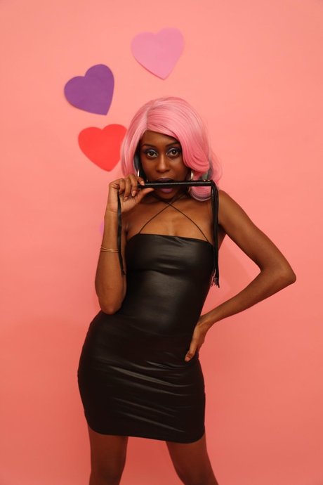 QnGoddess AlmndBetty hot model gallery