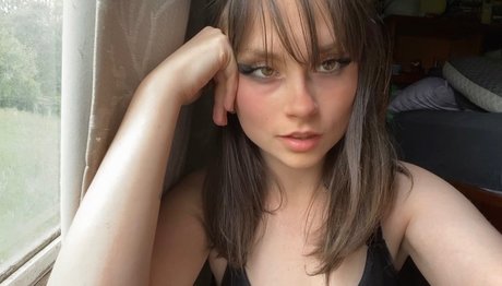 Get on your knees pretty star picture