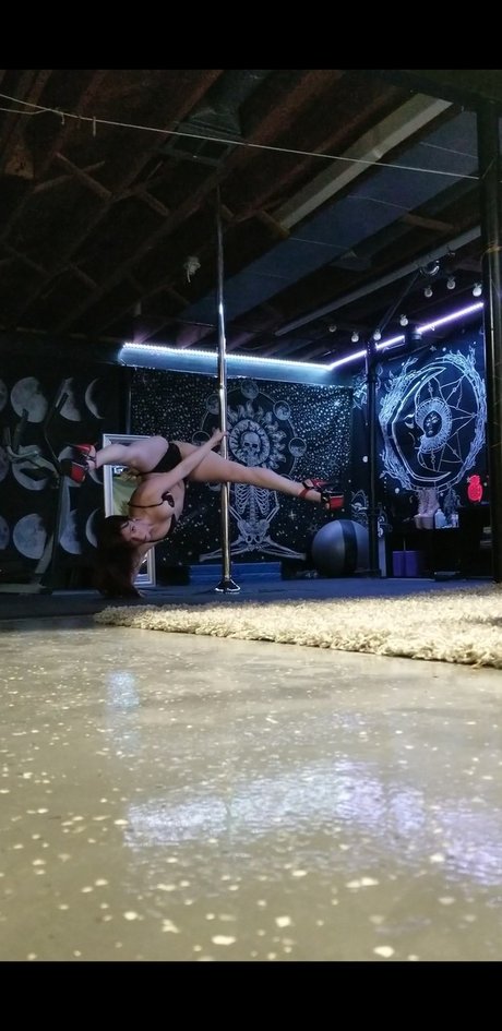 Pineapple Pole model nudes img