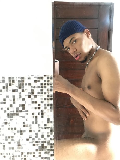 Manuxxx nude model img