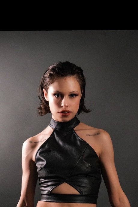 Thee Pearl top model archive