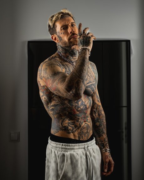 Romvn nude model photos