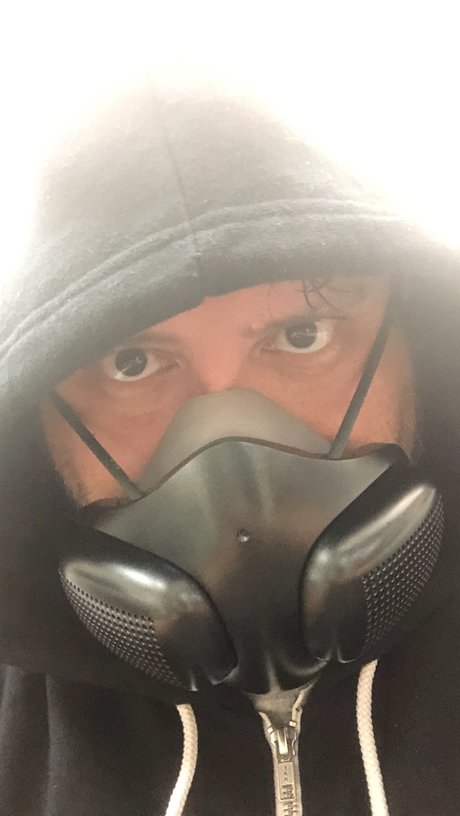 Roger XS nudes actress photo