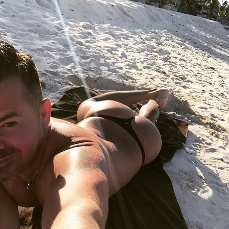 De La Cruz adult model pic