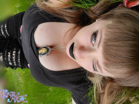 Lillium Haze naked model picture