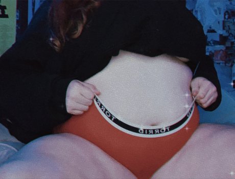 Curvy Queen Bow down pornstar beautiful picture