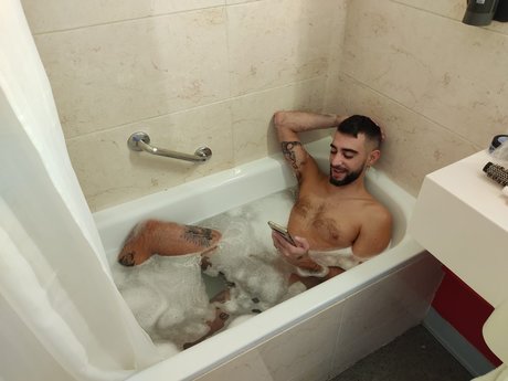 Maxstell naked star pic