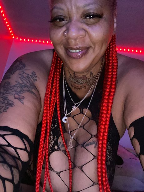 Meme Simon exclusive model pics