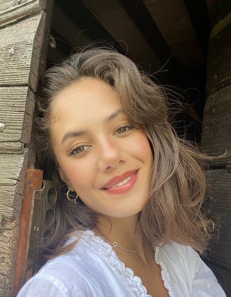 Saoirse Alicia Behzadi hd star img