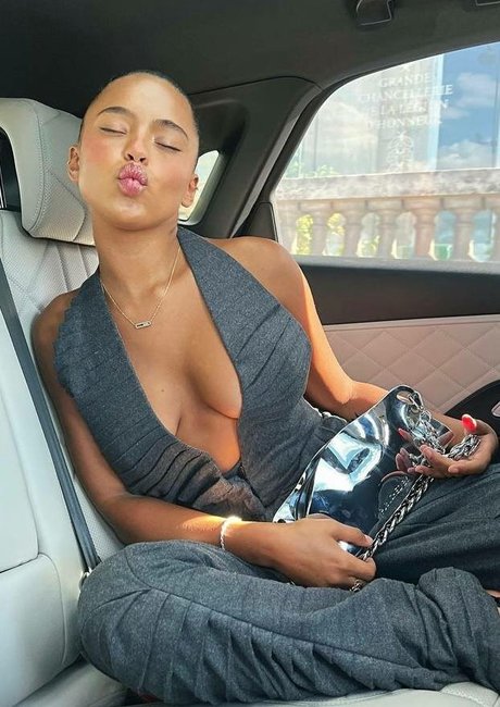 Paola Locatelli model perfect galleries