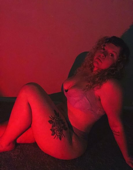 scorpiheauxx model nude photo