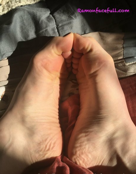 bellsfeetandass model erotic pics