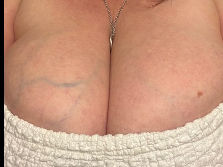 Big G cups exclusive model photo