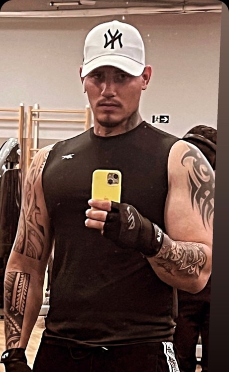 MIlan Thomson star adult pics