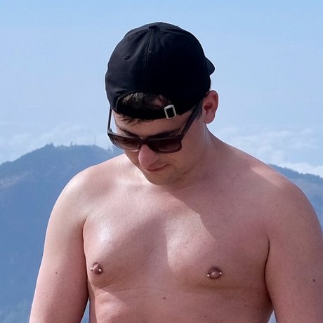 Capri naked star img