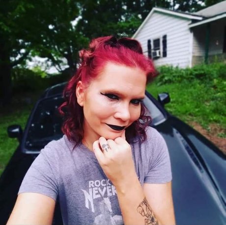 Miss Wolfie model sexy pics