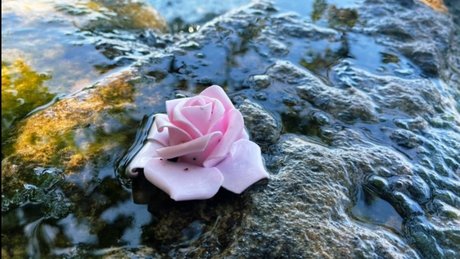 Miss Love Heart model hd picture