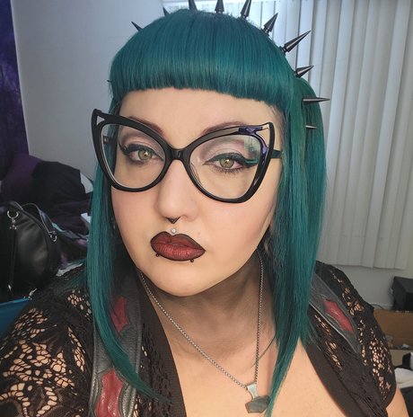 Jessie Hemlock top model pictures