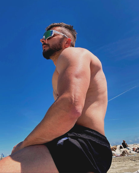 Muscleguy model nude picture