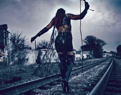 FEMDOM MISTRESS CARMEN LIZZI nice model pics