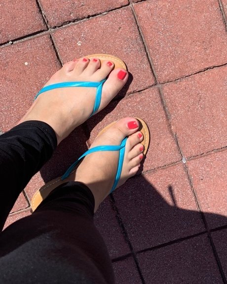 Vixenprettyfeet pornstar photo