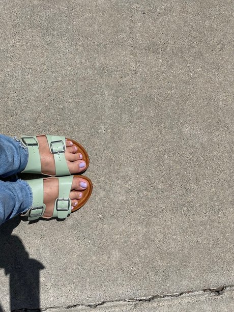 Vixenprettyfeet hot model img