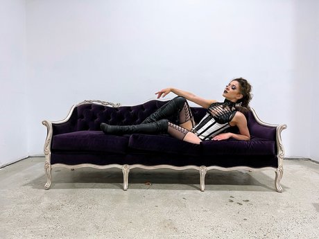 Violet on the Rocks model naked pictures