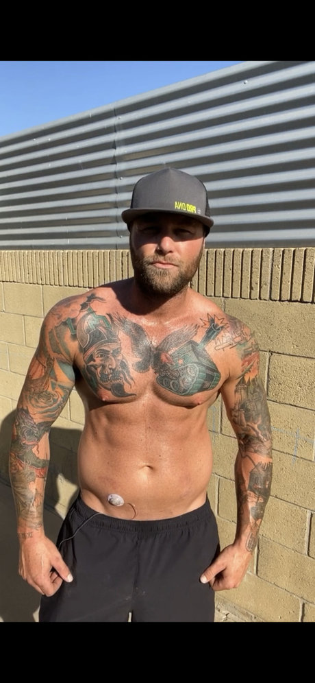 MmmthatMatt model pornographic archive