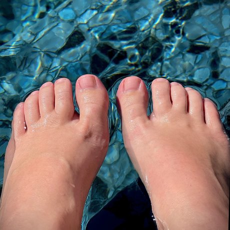 HoneyToes naked model photo