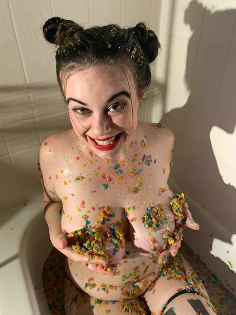 Molly Morelove adult model photo