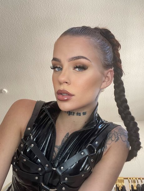 _Lady Diavolo_ model naked images