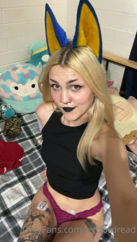 leftfordread model hot img