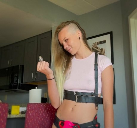 Brawniebee erotic star image