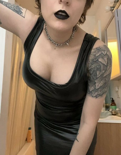 Bloodberry Tart model xxx pictures