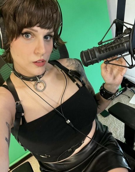 Bloodberry Tart adult model pictures