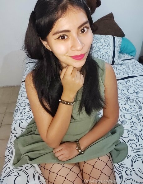 emilipetitefree pornographic model pic