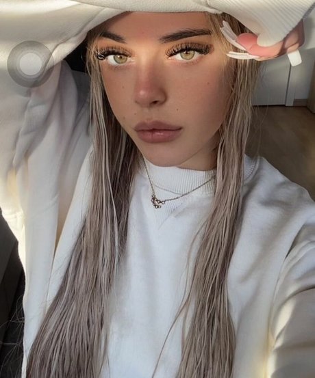 ellenofficial hot model photo