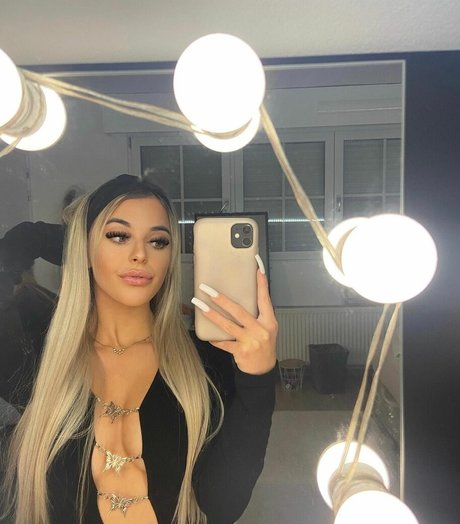 ellenofficial erotic model photo